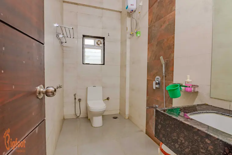 Attached ensuite bathroom at Hideaway Villa